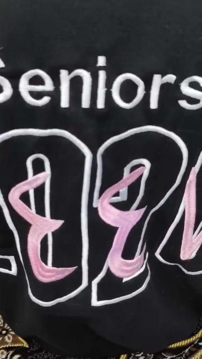 هودي دفعة التخرج Seniors – طباعة أو تطريز بالسنة والاسم – Raby Creations